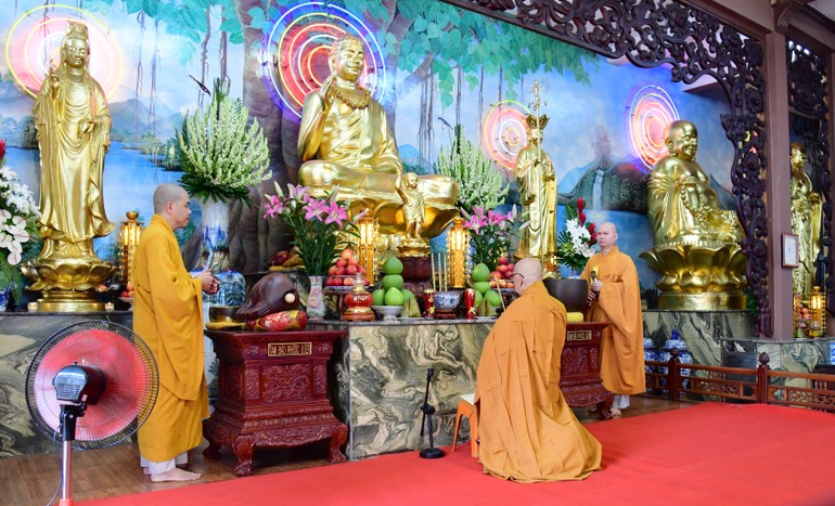 Chư Tăng Q.10 Bố-tát tại chùa Phật Quang