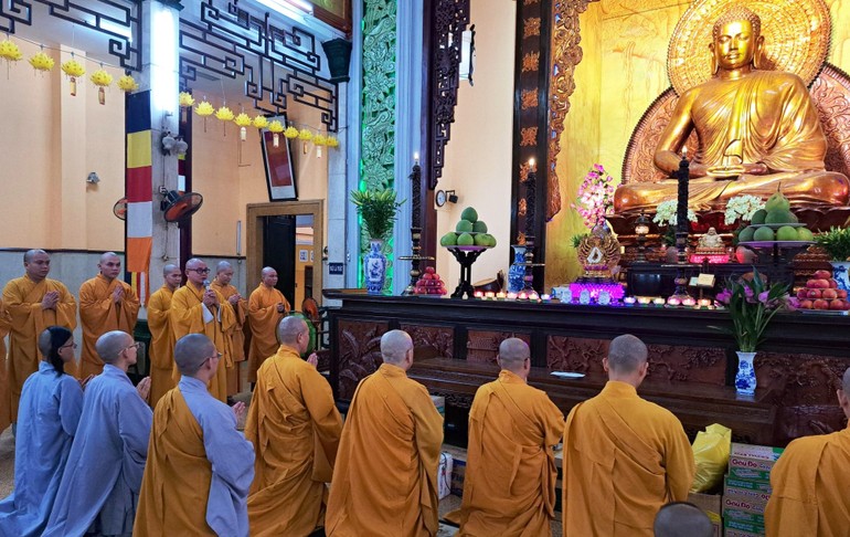 Đoàn cúng dường tại trường hạ chùa Xá Lợi, Q.3, TP.HCM