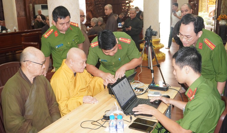 Hòa thượng Thích Thiện Nhơn, Chủ tịch Hội đồng Trị sự, viện chủ chùa Minh Đạo đăng ký, kích hoạt và sử dụng tài khoản định danh điện tử