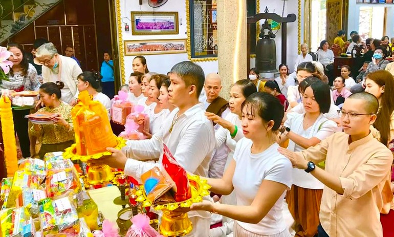 Phật tử dâng y tắm mưa đến chư Tăng chùa Phổ Minh
