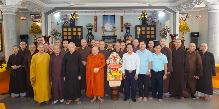Đoàn Ủy ban ban MTTQVN TP.HCM thăm, tặng quà đến chư Tăng an cư tại chùa Huỳnh Kim (Q.Gò Vấp, TP.HCM)