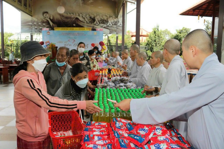 Phân ban Ni giới H.Củ Chi tổ chức phiên chợ yêu thương tại chùa Di Đà, H.Củ Chi, TP.HCM