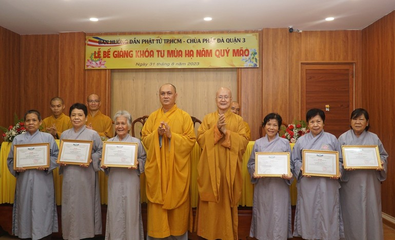 Chư tôn đức Ban Hướng dẫn Phật tử TP.HCM trao giấy khen đến Phật tử khóa tu mùa hạ tại chùa Phật Đà