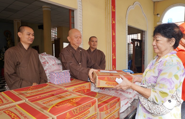 Thượng tọa Thích Tắc Bạch, Phó ban Kinh tế -Tài chính T.Ư tặng quà đến bà con khó khăn tại chùa Tế Độ, Q.Gò Vấp, TP.HCM