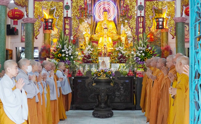 Trang nghiêm khóa lễ Bố-tát tại chánh điện chùa Linh Sơn Hải Hội