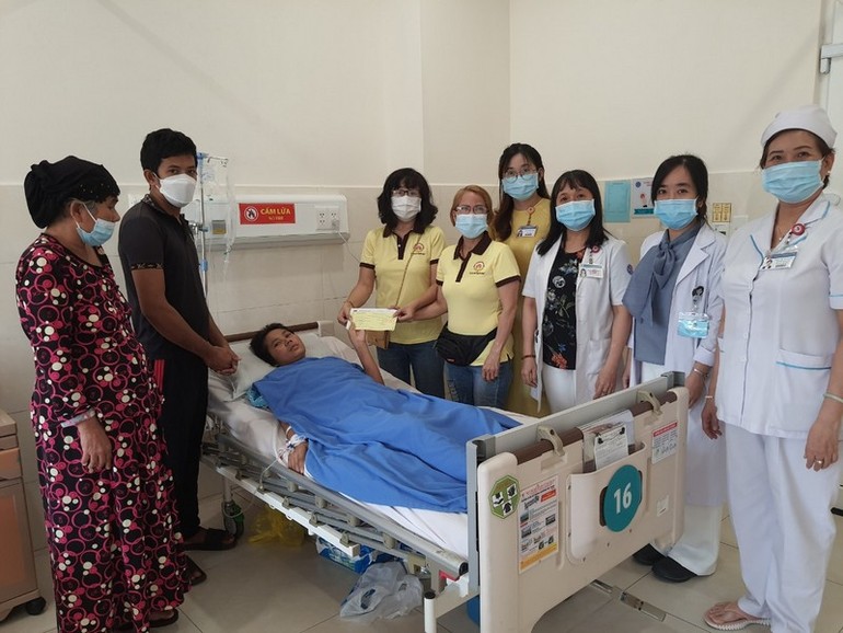 Đoàn Ban từ thiện xã hội Báo Giác Ngộ trao tiền hỗ trợ viện phí đến bệnh nhân tại Bệnh viện Hùng Vương, TP.HCM