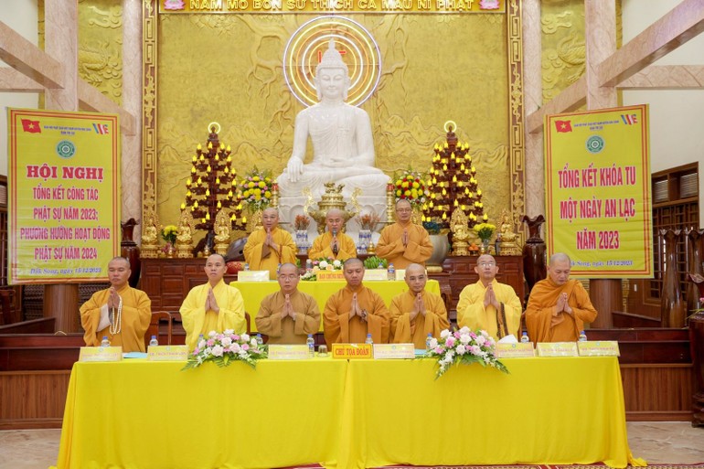 Chư tôn đức Ban Thường trực Ban Trị sự GHPGVN tỉnh Đắk Nông tham dự hội nghị tổng kết 