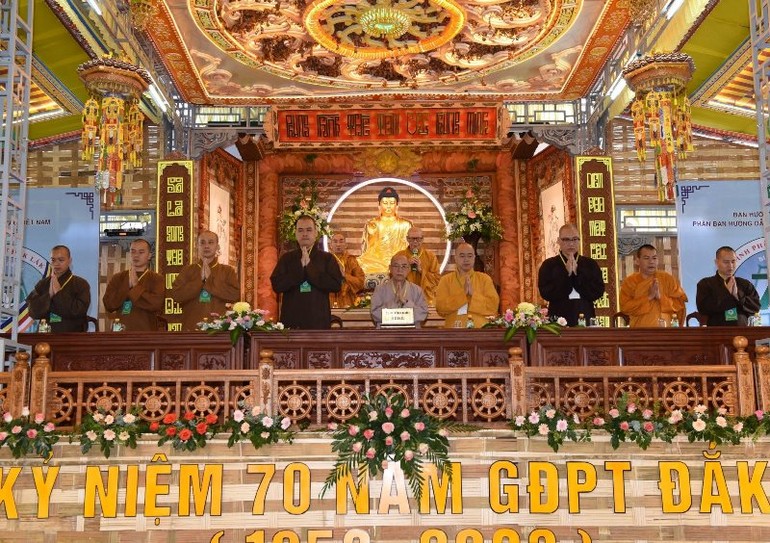 Chư tôn đức chứng minh lễ kỷ niệm 70 năm hình thành và phát triển của Gia đình Phật tử tỉnh Đắk Lắk