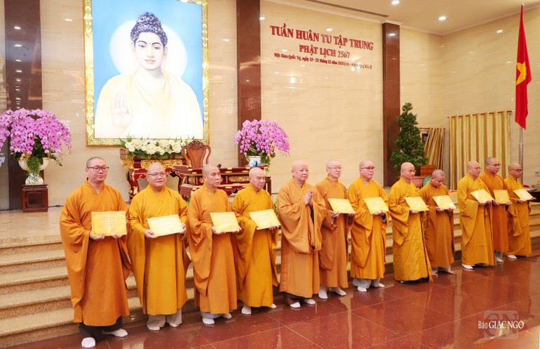 Hòa thượng Thích Lệ Trang trao chứng nhận đến chư tôn đức khóa huân tu tập trung tại Việt Nam Quốc Tự