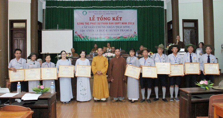 Chư tôn đức Ban Hướng dẫn Phật tử tỉnh trao ghi nhận công đức đến Phân ban Gia đình Phật tử tỉnh 