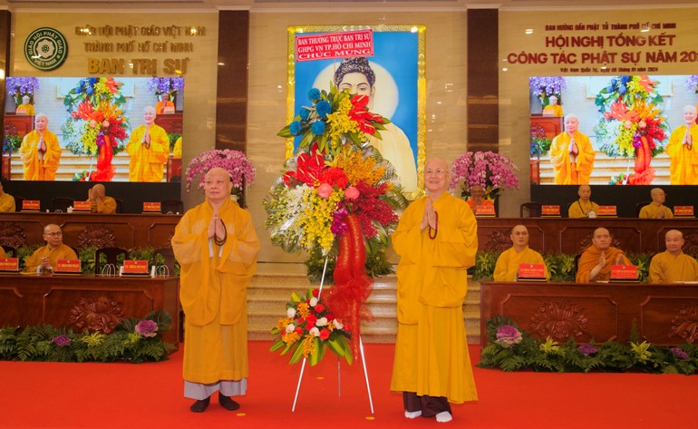 Hòa thượng Thích Lệ Trang, Trưởng ban Trị sự GHPGVN TP.HCM tặng lẵng hoa chúc mừng đến Ban Hướng dẫn Phật tử TP.HCM