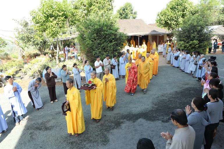 Cung thỉnh chư tôn đức chứng minh lễ an vị Phật tại chùa Liên Hoa