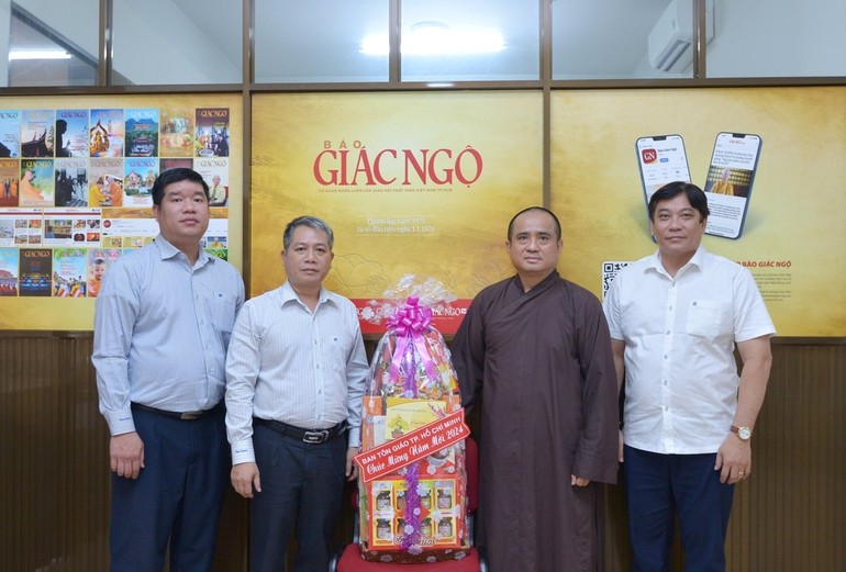 Ông Vũ Huy Long, Trưởng phòng Nghiệp vụ 1 - Ban Tôn giáo TP.HCM, cùng thành viên đoàn chúc mừng năm mới đến Báo Giác Ngộ