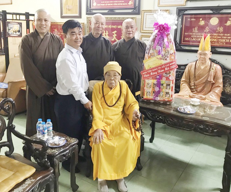 Đoàn Ban Tôn giáo TP.HCM thăm, chúc Tết đến Trưởng lão Hòa thượng Thích Hiển Tu, chư Tăng chùa Xá Lợi
