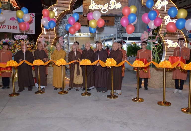 Lễ cắt băng khai mạc Hội chợ văn hóa Phật giáo với chủ đề "Hương đất" tại chùa Phổ Quang, Q.Tân Bình, TP.HCM do Ban Văn hóa GHPGVN TP.HCM tổ chức