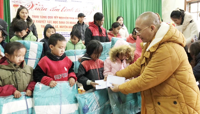 Thượng tọa Thích Thiện Từ, trụ trì chùa Quan Âm trao quà Tết đến các em học sinh tại H.Đồng Văn 