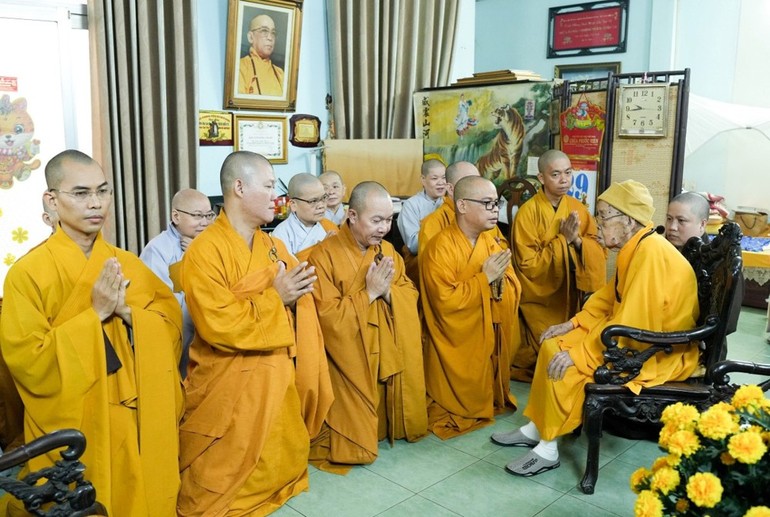 Đảnh lễ khánh tuế đến Trưởng lão Hòa thượng Thích Hiển Tu tại chùa Xá Lợi