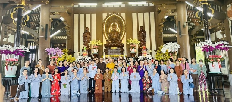 Chư Tăng chùa Minh Giác hướng dẫn Phật tử hành hương đầu năm 