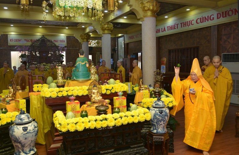 Trưởng lão Hòa thượng Thích Thiện Nhơn sái tịnh đàn tràng Dược Sư tại chùa Minh Đạo