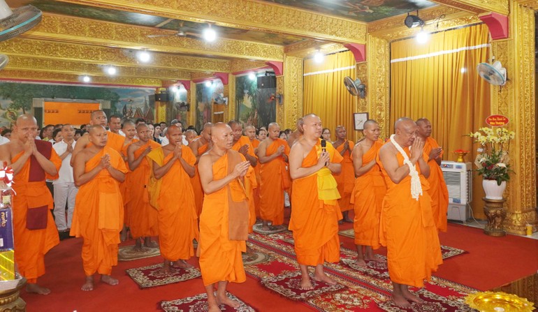 Chư Tăng và Phật tử chùa Candaransi trong khóa lễ rằm tháng Giêng