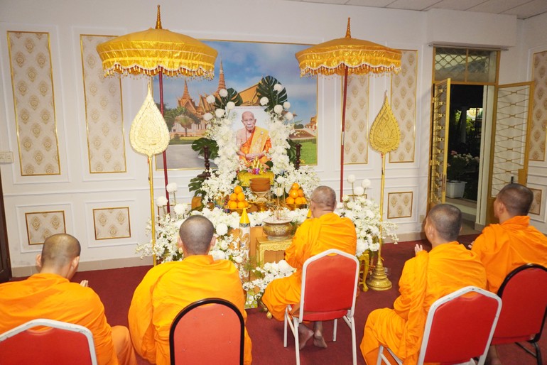 Mỗi ngày từ 6 giờ đến 19 giờ, chư Tăng Ni và Phật tử đều có thể đến Thương vụ Tổng Lãnh sự Quán Campuchia (180 Điện Biên Phủ, P.Võ Thị Sáu, Q.3, TP.HCM) tưởng niệm Đại lão Hòa thượng Tep Vong