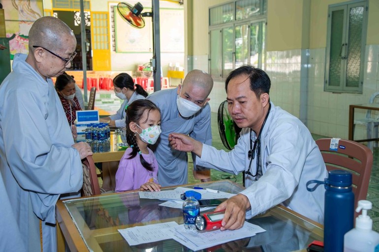 Đoàn y, bác sĩ Bệnh viện Lê Văn Việt khám bệnh cho người dân tại chùa Phật Hưng