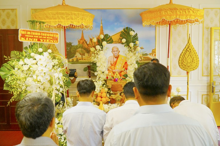 Lãnh đạo các cơ quan TP.HCM dâng hương tưởng niệm Đại lão Hòa thượng Tep Vong