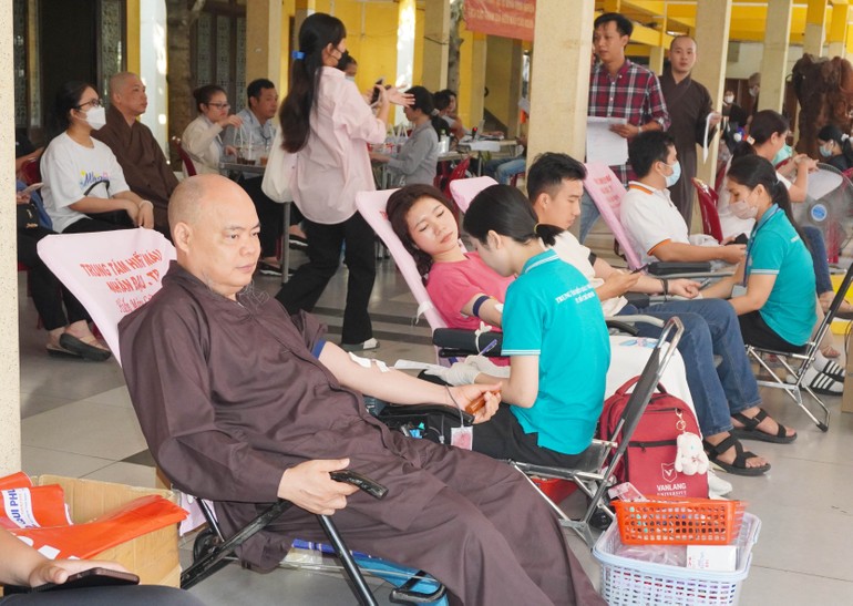 Thượng tọa Thích Thanh Phong, trụ trì chùa Vĩnh Nghiêm hiến máu nhân đạo sáng 17-3