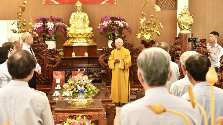 Đoàn Phân ban Gia đình Phật tử T.Ư vấn an đến Hòa thượng Thích Quảng Xả tại chùa Huệ Chiếu, tỉnh Kon Tum