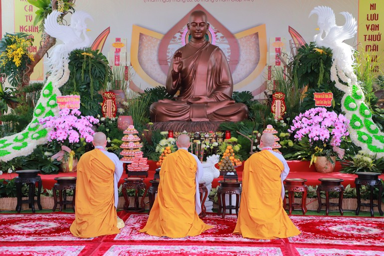 Lễ dâng hương tưởng niệm Đức Thánh Tổ Ni Đại Ái Đạo, chư tôn đức Ni tiền bối hữu công Phật giáo Việt Nam - Ảnh: Trung Thắng