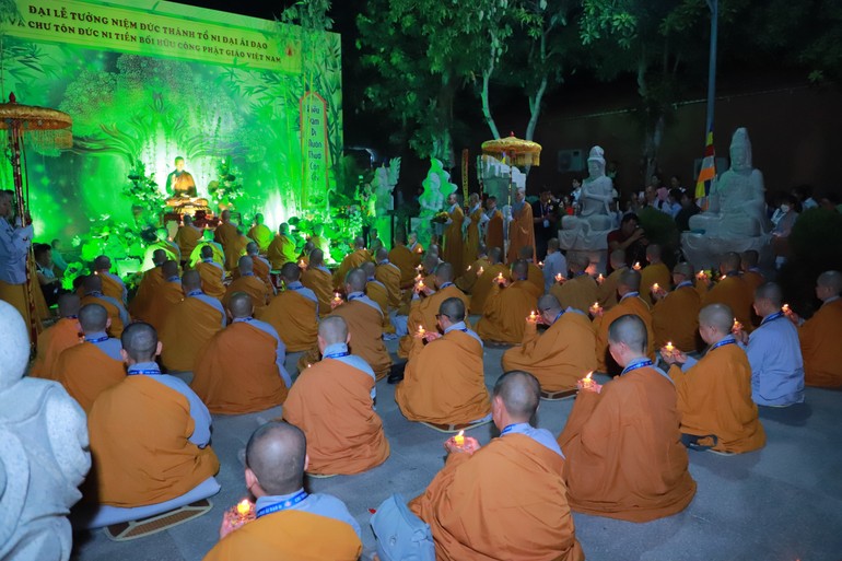 Đêm thắp nến tri ân tưởng niệm Đức Thánh Tổ Ni Đại Ái Đạo tại thiền viện Trúc Lâm Phương Nam