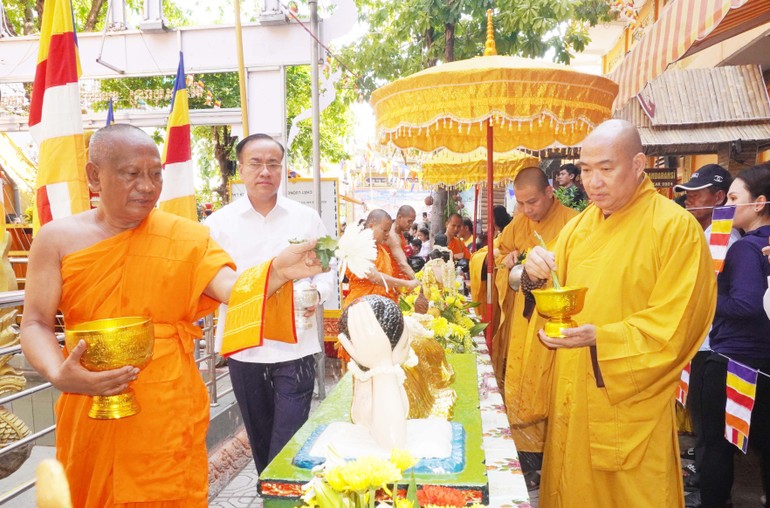 Nghi thức Tắm Phật đón Tết Chôl Chnăm Thmây tại chùa Candaransi