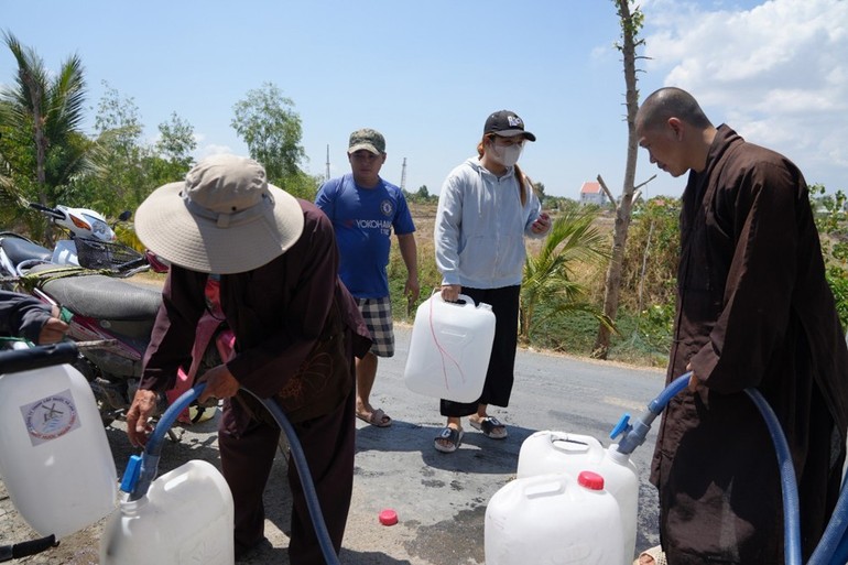 Đại đức Thích An Nguyện mang những giọt nước nghĩa tình đến người dân tại H.Cần Giuộc