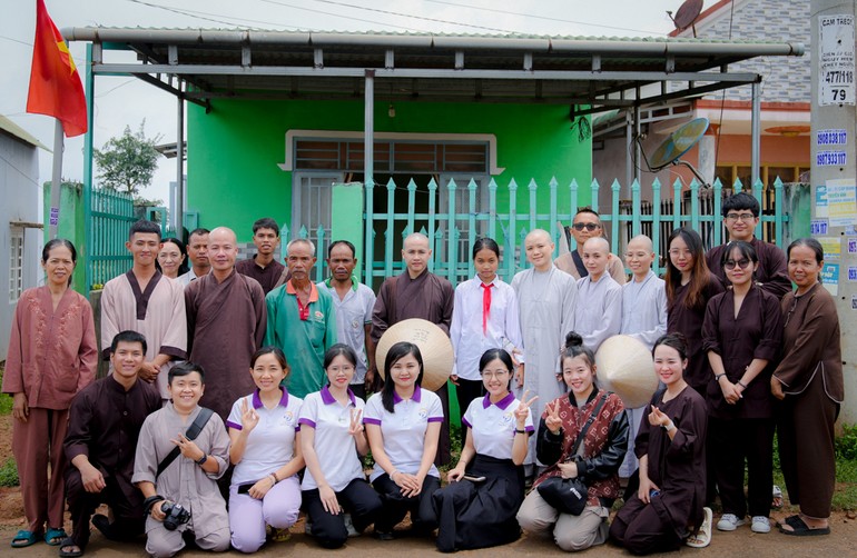 Quỹ Bảo trợ giáo dục Vicaris thăm nhà hai em học sinh được bảo trợ giáo dục