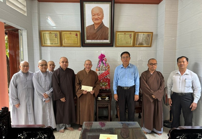 Ban Tôn giáo TP.HCM chúc mừng Phật đản đến Tăng Ni quận 3