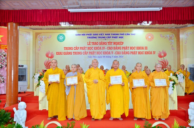 Lễ trao bằng tốt nghiệp đến Tăng Ni sinh Trường Trung cấp Phật học TP.Cần Thơ