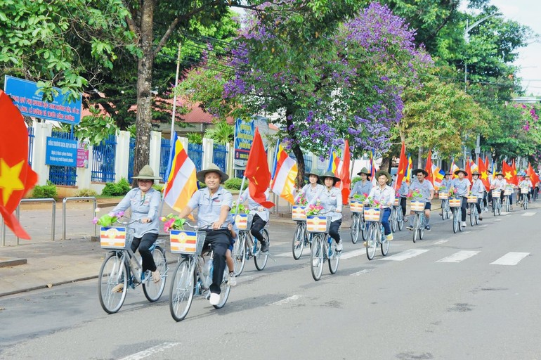 Ban Hướng dẫn Phật tử tỉnh Gia Lai tổ chức diễu hành xe đạp hoa kính mừng Phật đản 