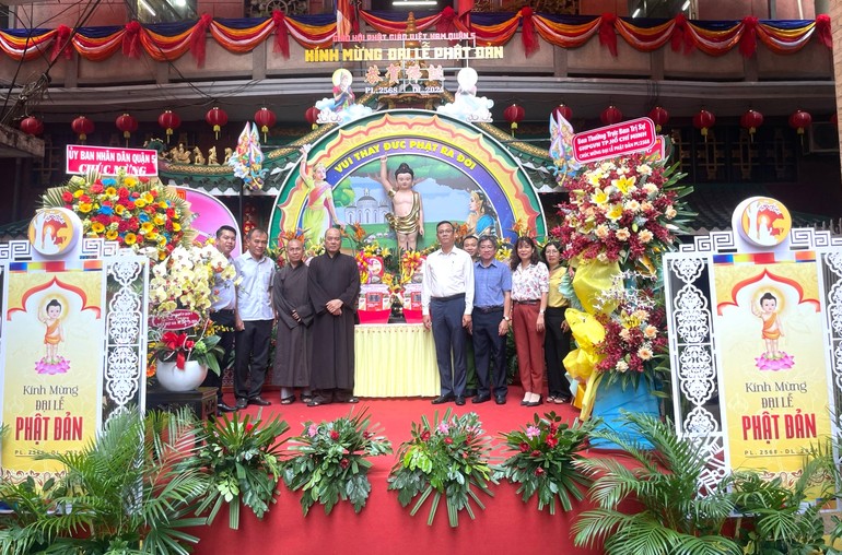 Đoàn lãnh đạo Quận ủy Q.5 thăm và chúc mừng đến Thượng tọa Thích Truyền Cường, Trưởng ban Trị sự Phật giáo Q.5 tại chùa Vạn Phật