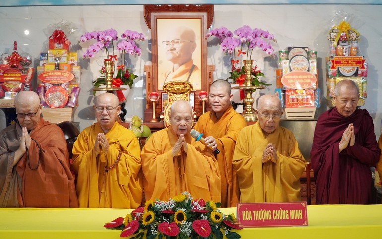Trưởng lão Hòa thượng Thích Thiện Nhơn niệm Phật cầu gia hộ tại lễ khai giảng khóa An cư kiết hạ chùa Hưng Phước