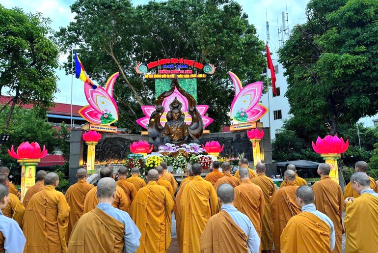 Tăng Ni Phật giáo Q.3 dâng hương tưởng niệm Bồ-tát Thích Quảng Đức