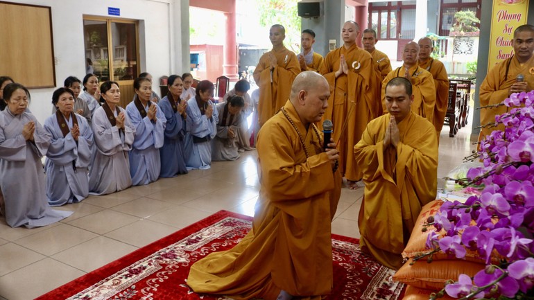 Thượng tọa Thích Quảng Lực hướng dẫn Phật tử cúng dường trường hạ thiền viện Quảng Đức, Q.3, TP.HCM