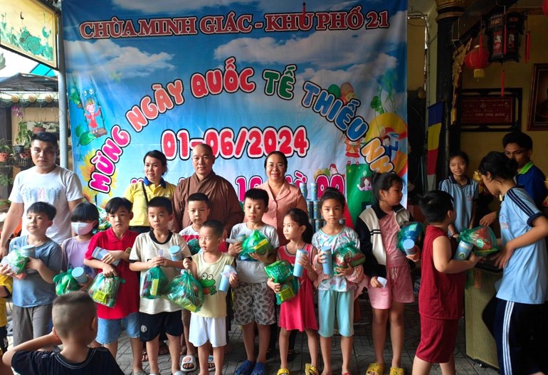 Chùa Minh Giác tổ chức tặng quà đến các em thiếu nhi ngày 1-6