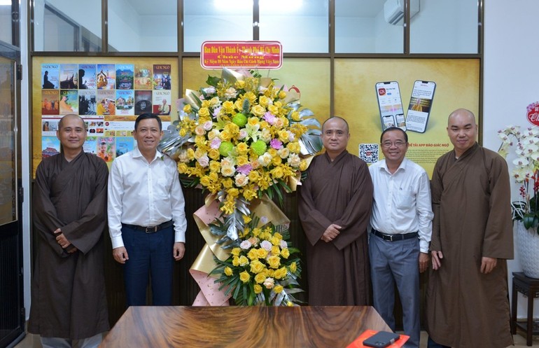 Lãnh đạo Ban Dân vận Thành ủy TP.HCM tặng hoa chúc mừng Báo Giác Ngộ 