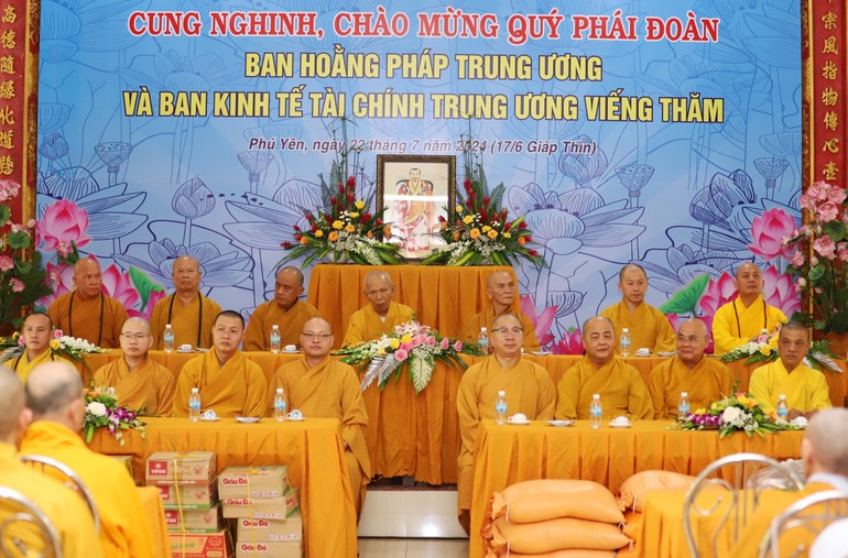 Ban Hoằng pháp T.Ư, Ban Kinh tế - Tài chính T.Ư cúng dường hành giả an cư tại tỉnh Phú Yên - Ảnh: Ban TT-TT Phật giáo tỉnh Phú Yên