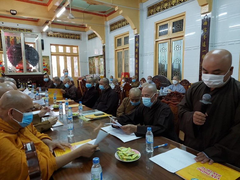 Đại đức Thích Minh Thành báo cáo, lấy ý kiến về công tác tổ chức Đại lễ Phật đản và An cư