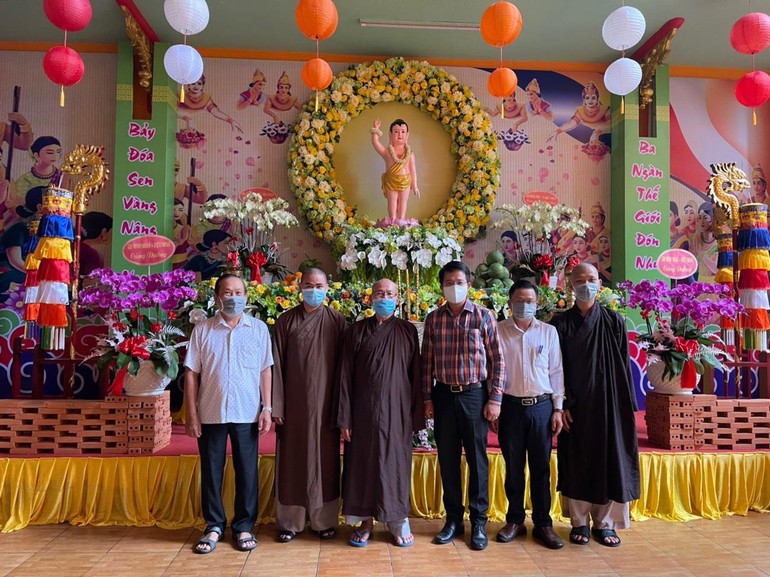 Đoàn lãnh đạo quận 6 chúc mừng Đại lễ Phật đản tại Văn phòng Ban Trị sự Phật giáo quận - chùa Tuyền Lâm
