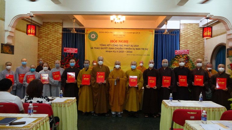 Thành viên Ban Trị sự Phật giáo quận 5 nhiệm kỳ X nhận quyết định chuẩn y nhân sự 