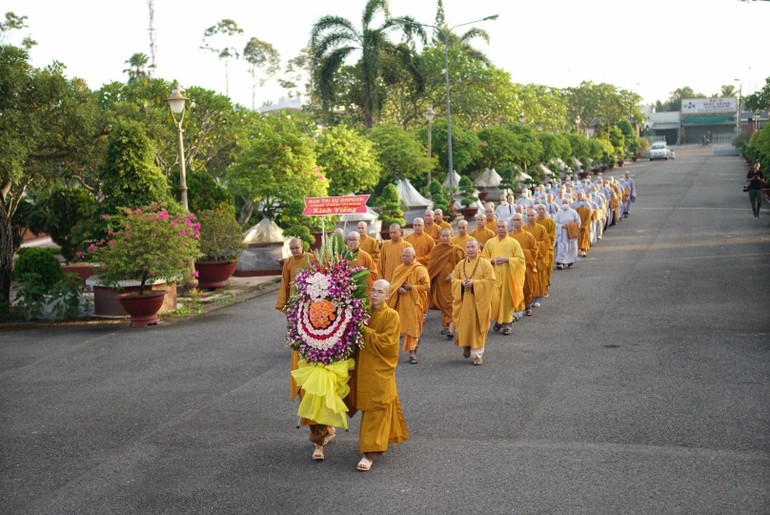 Đoàn Ban Trị sự Phật giáo tỉnh Tiền Giang viếng Nghĩa trang liệt sĩ tỉnh