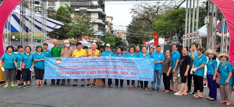 Câu lạc bộ Môi Trường Xanh Q.11 chụp ảnh lưu niệm sau khi hoàn thành công việc vệ sinh đường phố - Ảnh: Minh Lương