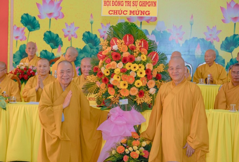Hòa thượng Thích Thiện Pháp tặng hoa chúc mừng đến Ban Trị sự GHPGVN tỉnh - Ảnh: Đăng Huy